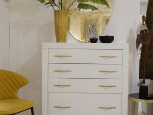 Cómoda detalles dorados